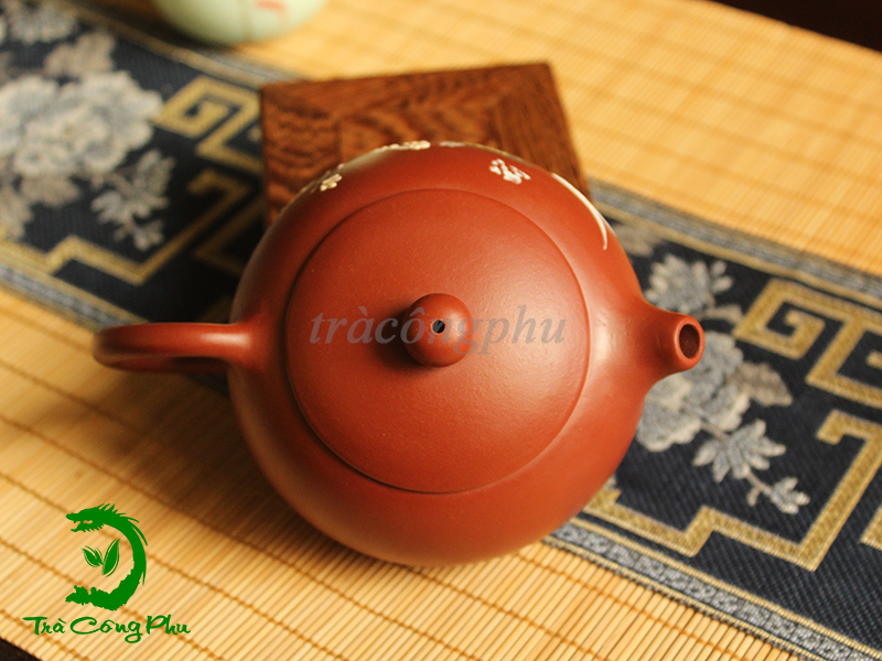 Ấm Tử Sa Tây Thi - ATS1271 được đắp nổi hình ảnh cây tùng cùng nhành mai trắng